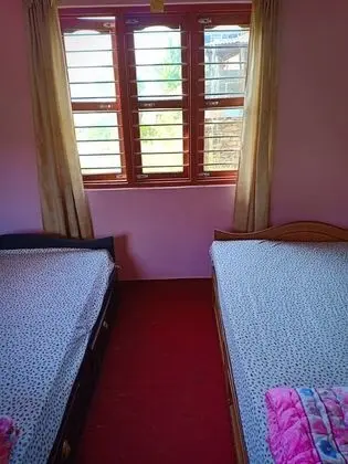 Traditional Ev, Göl Kenarı