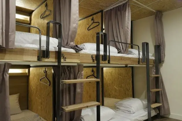 Ortak Ranzalı Oda, Karma Ranzalı Oda, Ortak Banyo (Multiple people shared dormitory)