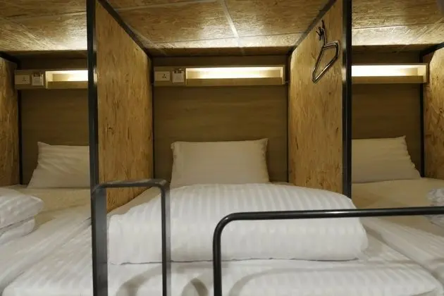 Ortak Ranzalı Oda, Karma Ranzalı Oda, Ortak Banyo (Multiple people shared dormitory)