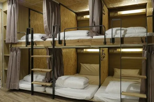 Ortak Ranzalı Oda, Karma Ranzalı Oda, Ortak Banyo (Multiple people shared dormitory)