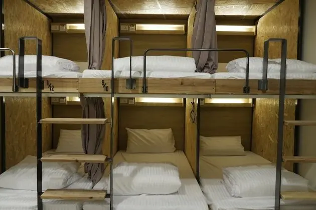 Ortak Ranzalı Oda, Karma Ranzalı Oda, Ortak Banyo (Multiple people shared dormitory)