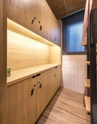 Ortak Ranzalı Oda, Karma Ranzalı Oda, Ortak Banyo (Multiple people shared dormitory)