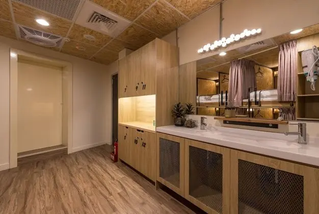 Ortak Ranzalı Oda, Karma Ranzalı Oda, Ortak Banyo (Multiple people shared dormitory)