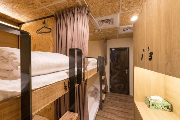 Ortak Ranzalı Oda, Karma Ranzalı Oda, Ortak Banyo (Multiple people shared dormitory)