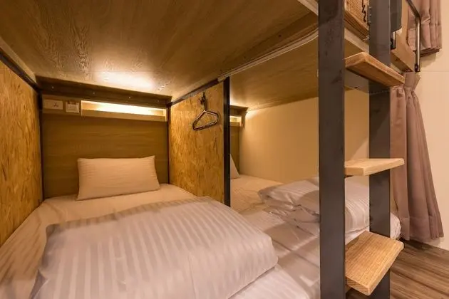 Ortak Ranzalı Oda, Karma Ranzalı Oda, Ortak Banyo (Multiple people shared dormitory)