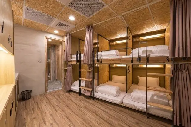 Ortak Ranzalı Oda, Karma Ranzalı Oda, Ortak Banyo (Multiple people shared dormitory)
