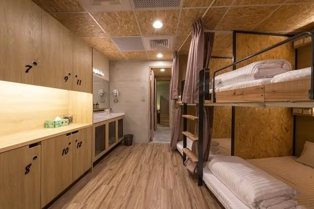 Ortak Ranzalı Oda, Karma Ranzalı Oda, Ortak Banyo (Multiple people shared dormitory)