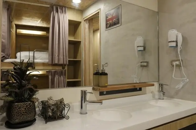 Ortak Ranzalı Oda, Karma Ranzalı Oda, Ortak Banyo (Multiple people shared dormitory)