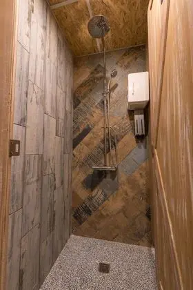 Ortak Ranzalı Oda, Karma Ranzalı Oda, Ortak Banyo (Multiple people shared dormitory)