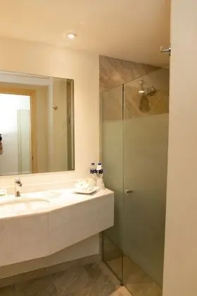 Oda, 1 En Büyük (King) Boy Yatak ve Çekyat, Engellilere Uygun (Mobility/Hearing Accesible Room)
