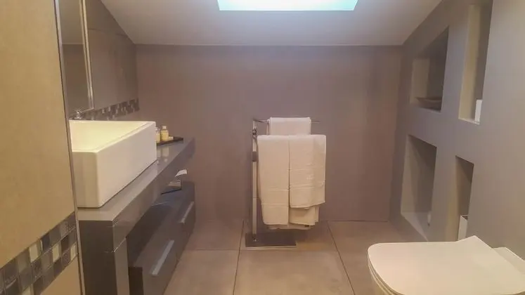 Club Tek Büyük Yataklı Oda, Sigara İçilmez (Louis Armstrong)