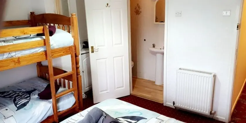 Deluxe family room for 5