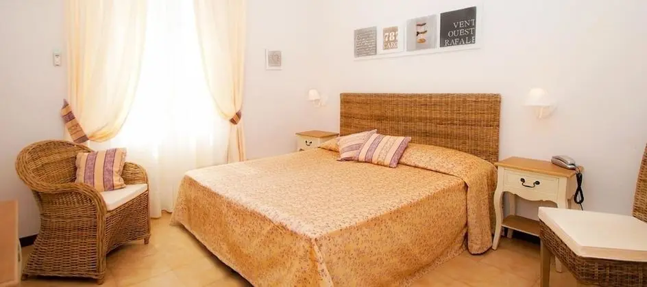 Tek Büyük veya İki Ayrı Yataklı Oda, Avlu Manzaralı