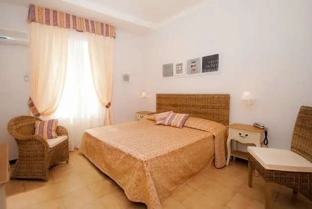 Tek Büyük veya İki Ayrı Yataklı Oda, Avlu Manzaralı