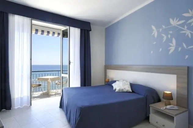 Tek Büyük veya İki Ayrı Yataklı Oda, Balkon, Deniz Manzaralı