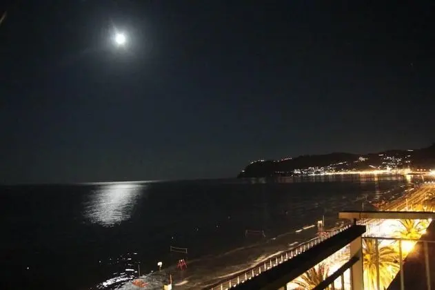 Tek Büyük veya İki Ayrı Yataklı Oda, Balkon, Deniz Manzaralı