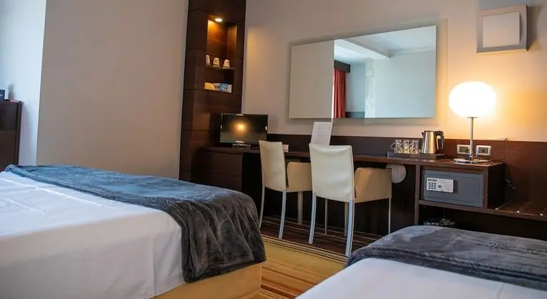 Superior Üç Kişilik Oda, Göl Manzaralı