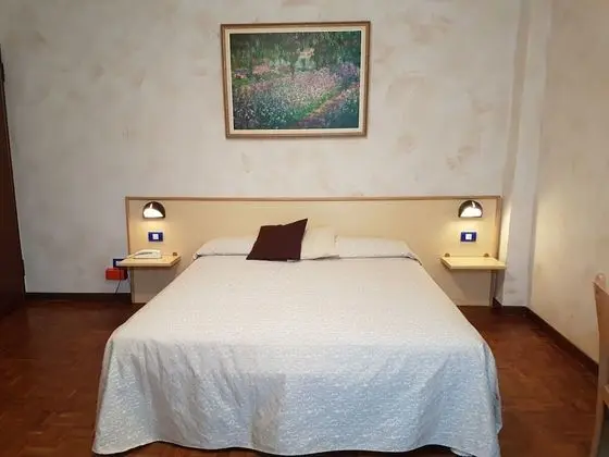 Standard Oda, Ek Bina (1st or 2nd floor - no elevator)