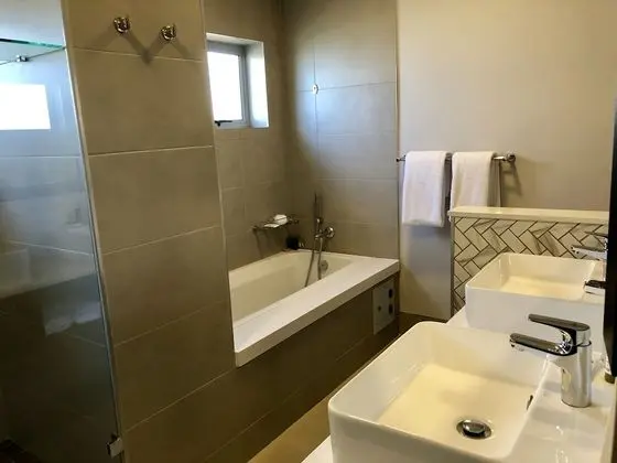 Deluxe King 2 Sleeper Bath & Shower