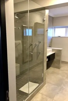 Deluxe King 2 Sleeper Bath & Shower