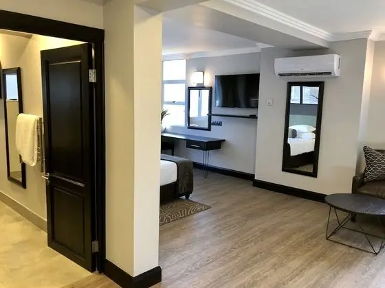 Deluxe King Side View 2 Sleeper Shower