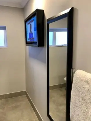 Deluxe King Side View 2 Sleeper Shower