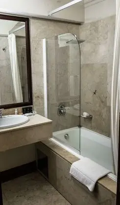 King Side View 4 Sleeper Bath & Shower