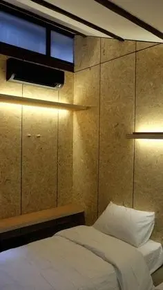 İki Ayrı Yataklı Oda, Ortak Banyo