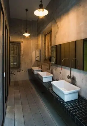 İki Ayrı Yataklı Oda, Ortak Banyo