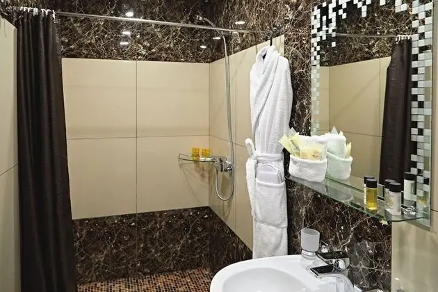 Business Tek Büyük Yataklı Oda