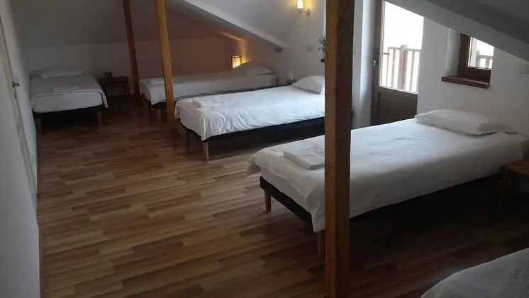 Family Dört Kişilik Oda, Birden Çok Yatak, Özel Banyo, Avlu Manzaralı