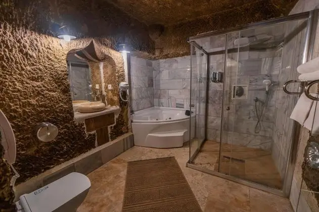 Jakuzili Suit Oda, Jakuzili