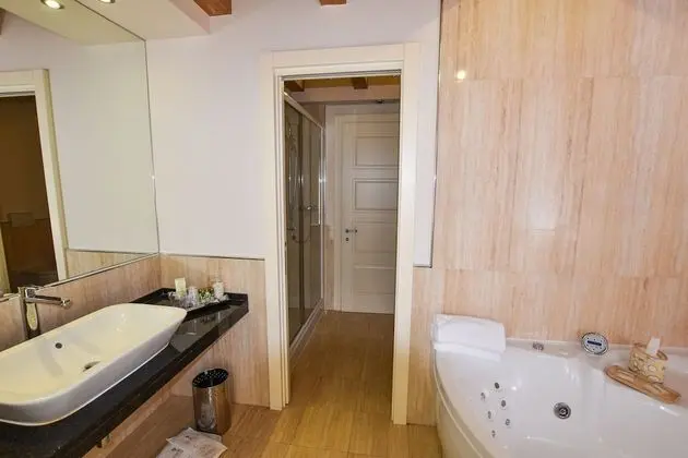 Junior Süit, Balkon, Göl Manzaralı (Superior, 3 people)