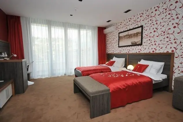Junior Apart Daire, Havuz Manzaralı