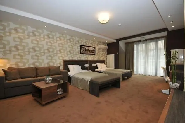 Junior Apart Daire, Havuz Manzaralı