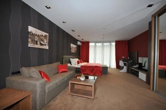 Junior Apart Daire, Havuz Manzaralı