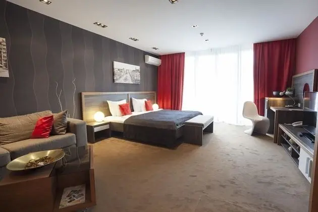 Junior Apart Daire, Havuz Manzaralı