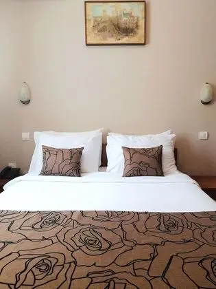Economy Oda, Ek Bina