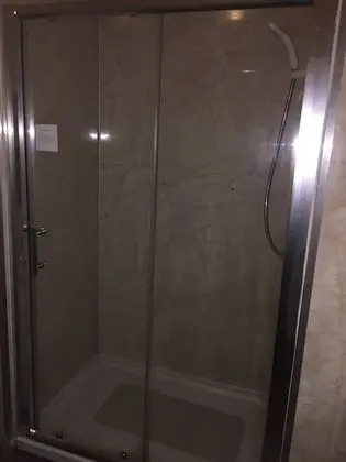 İki Ayrı Yataklı Oda, Ortak Banyo