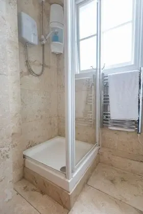 Standard Üç Kişilik Oda, Ortak Banyo