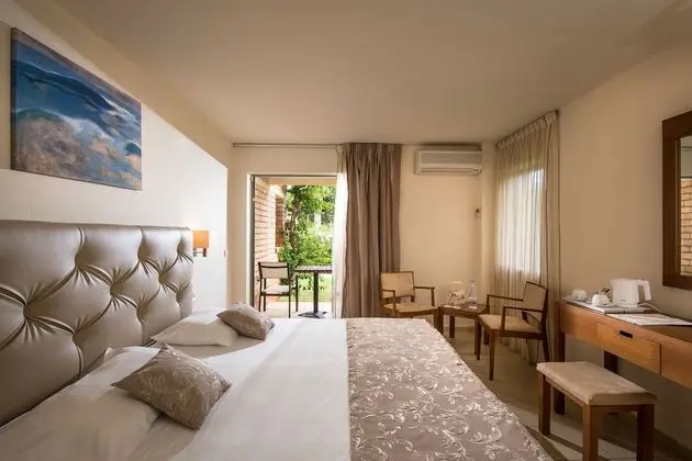 Tek Büyük Yataklı Oda, Bahçe Manzaralı (or Pool View)