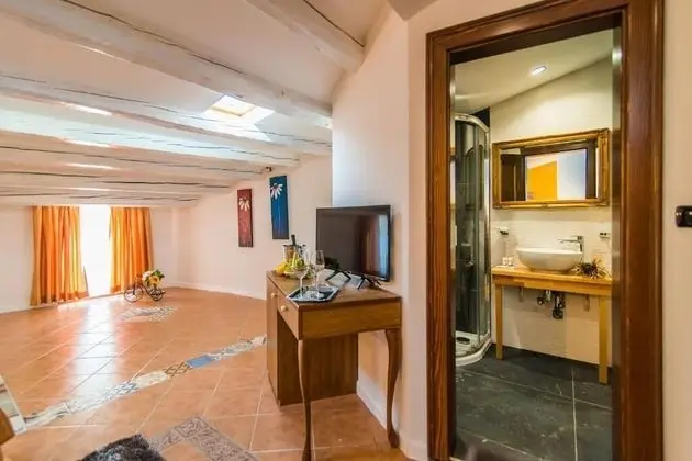 Royal Tek Büyük veya İki Ayrı Yataklı Oda