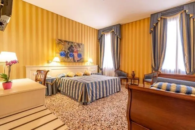 Deluxe Tek Büyük veya İki Ayrı Yataklı Oda, Kanal Manzaralı