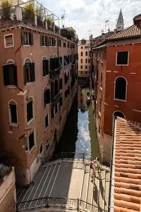 Deluxe Tek Büyük veya İki Ayrı Yataklı Oda, Kanal Manzaralı