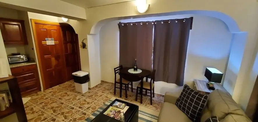 STING RAY SUITE: 1 Bedroom, Sea View, Poolside