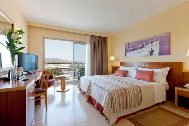 Tek Büyük veya İki Ayrı Yataklı Oda, Balkon (2 Adults + 1 Child)