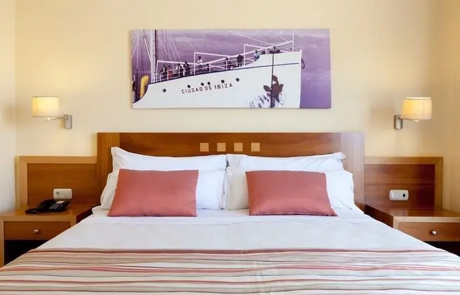 Tek Büyük veya İki Ayrı Yataklı Oda, Balkon (2 Adults + 1 Child)