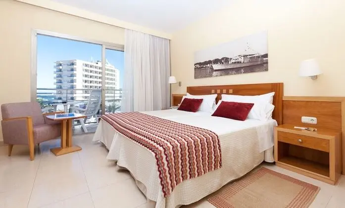 Tek Büyük veya İki Ayrı Yataklı Oda, Balkon, Deniz Manzaralı