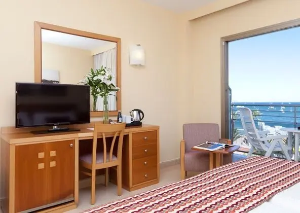Tek Büyük veya İki Ayrı Yataklı Oda, Balkon, Deniz Manzaralı