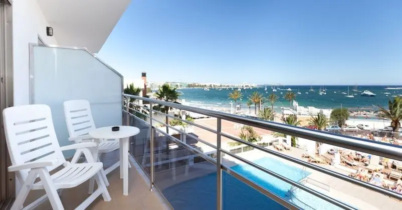 Tek Büyük veya İki Ayrı Yataklı Oda, Balkon, Deniz Manzaralı